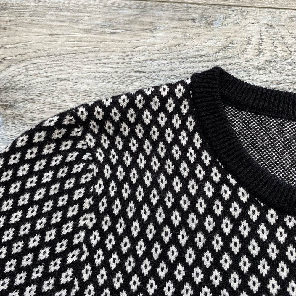 TWIK Cropped Black and White Fitted Sweater with Diamond Geometric Pattern - Picture 4 of 8